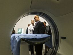 Enrique Alfaro y Fernando Petersen observan el primer tomógrafo que se instala en la Cruz Verde 'Dr. Francisco Ruiz Sánchez'. EL INFORMADOR / E. Barrera