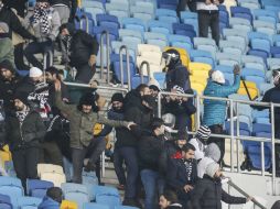 Los altercados tuvieron lugar tras la goleada del equipo local al cuadro turco. Los heridos fueron trasladados a un hospital. EFE / S. Dolzhenko