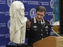 La estatua, que caracteriza a una mujer que viste un peplo, una prenda larga típica de la antigua Grecia, fue robada en 1983, AP / R.Drew