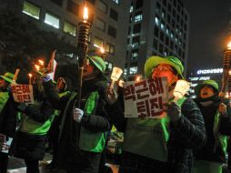 En las últimas semanas cientos de personas han salido a las calles para pedir la destitución de la presidenta. EFE / K. Chul-Soo