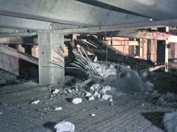 Una trabe con un peso aproximado de ocho toneladas se desprendió de la grúa cuando era colocada, lo que ocasionó el derrumbe. ESPECIAL /