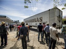 Los inconformes utilizaron camiones repartidores, autobuses, mototaxis y camiones tipo volteo para evitar el paso. EL INFORMADOR / ARCHIVO