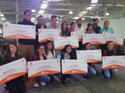 Las autoridades municipales entregaron las tarjetas electrónicas a los alumnos que forman parte del programa. TWITTER / @ZapopanGob