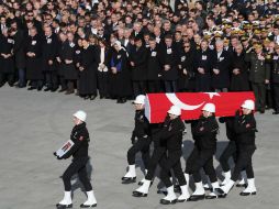 Policías transportan el féretro de un colega que falleció en el doble atentado; en total, murieron 27 oficiales y dos civiles. EFE / S. Suna