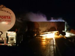 Debido al accidente quedó cerrada la circulación de la autopista la cual quedó restablecida a las 09:00 horas aproximadamente. ESPECIAL /