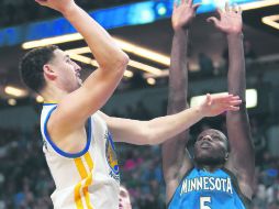 Klay Thompson. El jugador de los Warriors realiza un tiro durante el juego de yer ante los Timberwolves. AP /  S. Bengs
