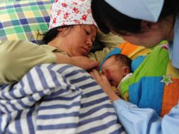 En China, especialmente en zonas rurales, tener un hijo varón todavía se ve como un hecho más positivo que tener una niña. AFP / ARCHIVO