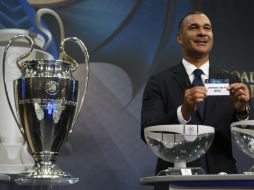 El holandés Ruud Gullit muestra la papeleta del Leicester City, en el sorteo realizado hoy en Nyon, Suiza. AP / L. Gillieron.