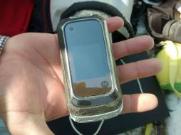 Uno de los teléfonos decomisados en el operativo. FACEBOOK / PoliciaGdl