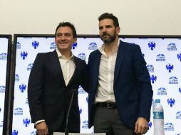 El ahora ex jugador (I) con el presidente deportivo de Rayados, Duilio Davino (D). TWITTER / @Rayados