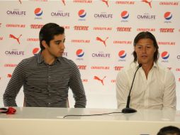 El entrenador de Chivas, Matías Almeyda (D) esta mañana con el nuevo refuerzo rojiblanco, Rodolfo Pizarro (I). EL INFORMADOR / G. Gallo