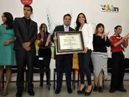 Aristóteles entregándole el reconocimiento a una de las premiadas. TWITTER / @AristotelesSD