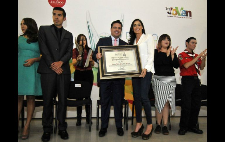 Aristóteles entregándole el reconocimiento a una de las premiadas. TWITTER / @AristotelesSD