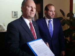 El presidente de Coparmex, José Medina Mora, entrega el documento en la Oficialía de Partes del Congreso. TWITTER / @JoseMedinaMora