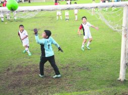 Niños de las escuelas oficiales del Atlas, durante uno de sus entrenamientos en el Cecaf. EL INFORMADOR / G. Gallo