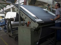 La productividad con base en horas trabajadas del sector secundario se redujo 4.8% en términos anuales. AFP / ARCHIVO