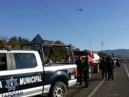 La Policía de Zapopan hace la detención de las dos personas que iban a bordo de la pipa. TWITTER / @PoliciaZapopan