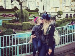 La rubia aparece junto a su hijo dándose un beso en la boca mientras posan en un paisaje de Disney. INSTAGRAM / hilaryduff