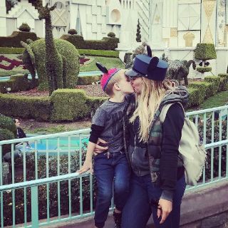 Foto de Hilary Duff y su hijo causa polémica