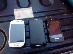 El hombre tenía tres celulares que comercializaba en la vía pública. ESPECIAL / Policía de Guadalajara