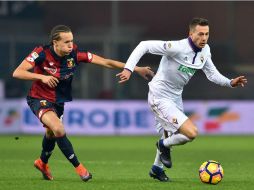 Bernardeschi (D), de la Fiorentina, es perseguido por Laxalt (I), de Génova. AP / S. Arveda