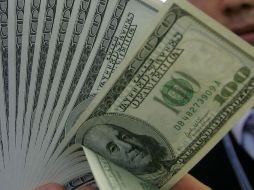 Bancos de la capital del país vendieron el dólar libre en tres centavos más en comparación con el cierre previo. EL INFORMADOR / ARCHIVO