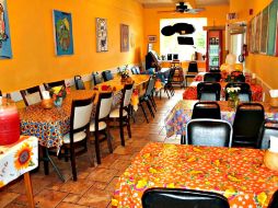 Pequeño, pero muy coqueto y acogedor, el restaurante está decorado con coloridos mosaicos y arte autóctono mexicano. FACEBOOK / South Philly Barbacoa