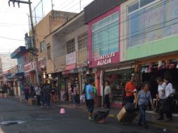 Locatarios colocan cajas de cartón, sillas y botes para apartar lugar en la vía pública. ESPECIAL / Policía de Guadalajara