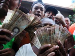 Decenas de venezolanos protestaron en varios estados del interior del país por fallas en el suministro de efectivo. AFP / L. Bravo