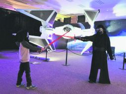 En el estacionamiento de la Gran Plaza se encuentra 'La Exhibición de las Galaxias'. ESPECIAL /