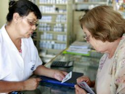 Un principal factor son las personas que laboran en farmacias quienes suelen recomendar productos disponibles en esos establecimientos. EL INFORMADOR / ARCHIVO