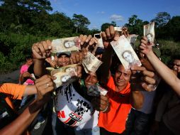 Desde este viernes cientos de venezolanos han hecho filas para cambiar sus billetes. AFP / G. Castellano