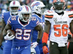 LeSean McCoy (#25) corrió 153 yardas con el balón y anotó dos veces. AFP / B. Carlsen