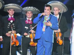 Juan Gabriel. El nuevo libro de Martha Figueroa explora aspectos poco conocidos del “Divo de Juárez”. AP / ARCHIVO