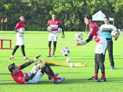 Rodolfo Cota recibe el balón de Carlos Saldaña, mientras son observados por Miguel Jiménez (izq.) y Antonio Torres (centro). ESPECIAL / CHIVAS/Simon Barber