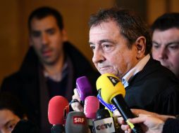 El abogado de Christine Lagarde, Patrick Maisonneuve, ofrece un comentario afuera de la corte de justicia, tras el fallo. AFP / L. Bonaventure