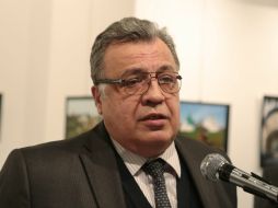 El ataque ocurre durante una exposición fotográfica en la capital turca, Ankara, donde el embajador daba un discurso. AP /