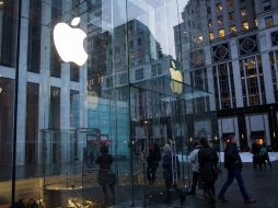 Apple afirma que a nivel mundial paga un impuesto sobre la renta de alrededor de 26 por ciento. AFP / ARCHIVO