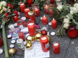 Varios transeúntes dejaron veladoras en el lugar del ataque para homenajear a las víctimas. AP / M. Schrader