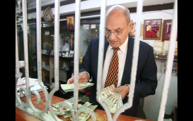 Se espera que el peso cotice entre 20.35 y 20.48 pesos por dólar. EL INFORMADOR / ARCHIVO