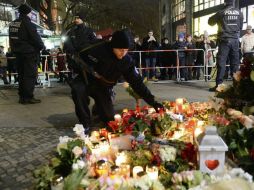 Los berlineses han acudido al mercado navideño para rendir tributo a las víctimas. EFE / M. Gambirini