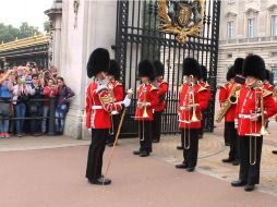El cambio de guardia es un evento muy presenciado por los turistas que visitan el Reino Unido. ESPECIAL /
