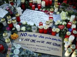 El sitio donde ocurrió el atropellamiento luce abarrotado de velas, flores y mensajes de apoyo a las víctimas. EFE / B. Pedersen