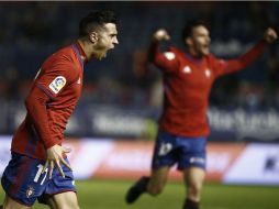 Romero (I) del Osasuna, celebra el segundo gol en la cuenta de su equipo. EFE / J. Diges
