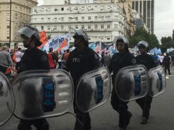 Policías impidieron el ingreso de los manifestantes y comenzaron a amenazarlos y golpearlos. NTX / ARCHIVO