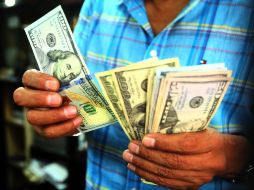 Al concluir la jornada cambiaria en los bancos,  el dólar libre se vendió en 21 centavos más respecto al cierre anterior. EL INFORMADOR / ARCHIVO