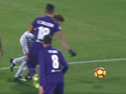 El defensa mexicano Carlos Salcedo de Fiorentina cometió una falta en el área chica, en el último minuto de juego. TWITTER / @acffiorentina