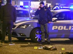 Un policía revisa los casquillos y objetos que quedaron dispersos en el sitio donde murió el tunecino. AP / D. Bennati