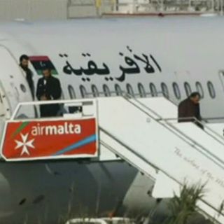 Algunos pasajeros abandonan avión libio secuestrado