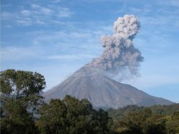 El Volcán El Colima emite esta mañana una exhalación de dos kilómetros. NTX / ARCHIVO